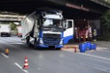 LKW blieb unter Bruecke haengen Koeln Ehrenfeld Innere Kanalstr Hornstr P284